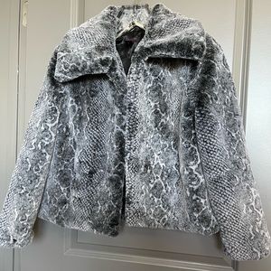 Christian Siriano cropped faux fur coat jacket size small
Supersoft faux fur
